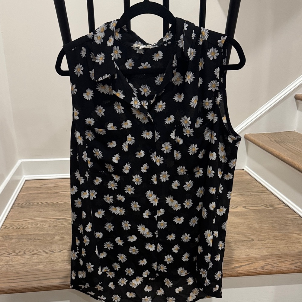 Pleione Black Daisy Print Sleeveless Blouse